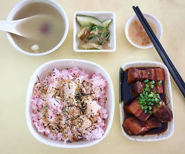 #startyourdayright with pretty pink umeboshi rice with a sour tangy flavour & soft tender flavourful braised pork belly set ($4).