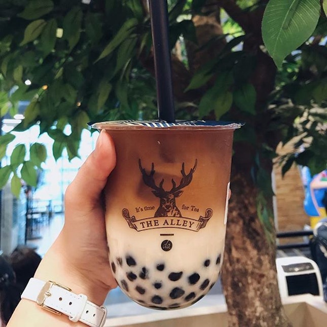 Trying the famous The Alley before it officially opens on our shores so that I don’t have to fight with other BBT lovers 😅 Got the royal number 9 tea latte and added the classic pearls 🥤 while the tea was really fragrant and the pearls had a nice bite to it, I thought that it was a tad too pricey at THB 120 (approx SGD5.40).