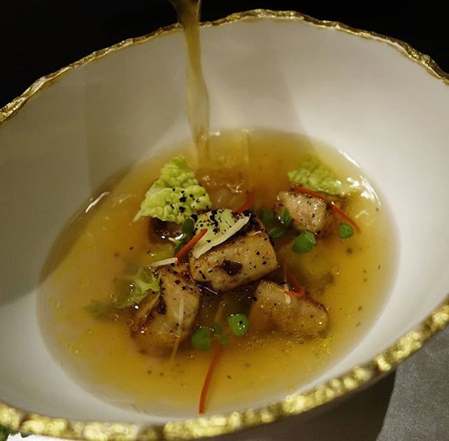 Foie Gras with a chicken and ginger broth at the 3 Michelin ⭐⭐⭐ Restaurant Joel Robuchon 🇸🇬
.