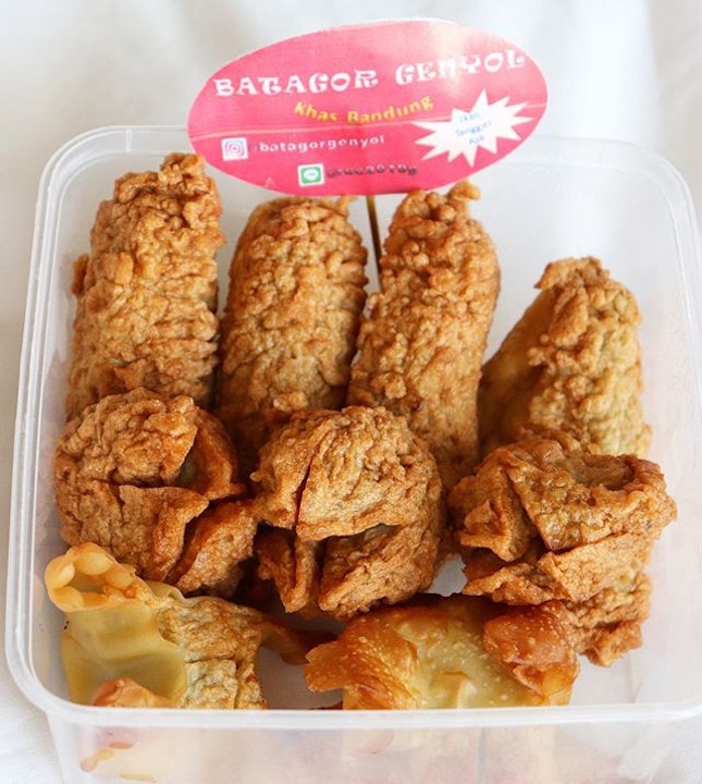 [#tastytestedbandung]
Find a very good Authentic snack from Bandung, it's Batagor Genyol!