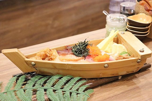Our ship is better bcoz we’re having it with “On Board” concept at @thebettershipsg ⛵️
Love the way eating sashimi in ship plate like this!