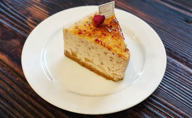KEONG SAIK BAKERY, ATTAP SEED  ROSE CHEESECAKE
($6.80) 
Commonly seen in local traditional desserts like ice kachang, chendol and a few others, I was intrigued by the fact that attap seed is incorporated into a cheesecake.