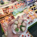 Where else would you find white strawberries of different sizes, except in Japan, right?