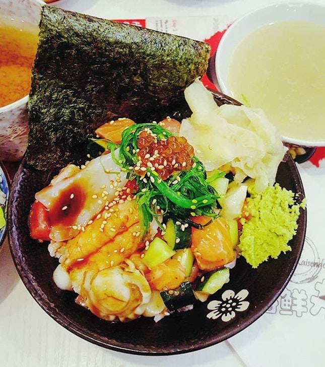 🍱: Lately, I've been ordering #chirashi #don in an attempt to #keepcalm under the sweltering weather.