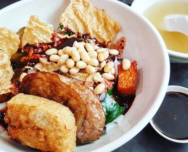 🍜: Ventured into having a #delightful bowl of #yongtaufoo You know the #stuffed ingredients are #fresh when the #meat filling remains #bouncy and #juicy even after being #deepfried Could not resist adding heaping spoonfuls of the boiled #soy #beans 😋 [4/5👅]
.