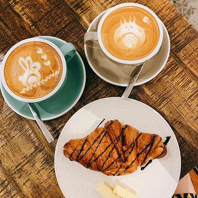 ✨6 Letter Coffee 🇸🇬 ✨ ⁣ ⁣ Feat their Flat White, Cappuccino ☕️ and a butter croissant 🥐 lightly drizzled in chocolate.