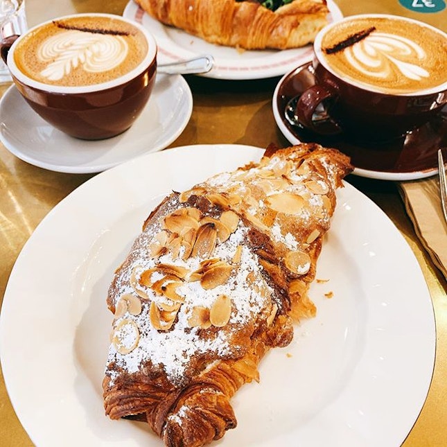 ✨Tiong Bahru Bakery 🇸🇬✨⁣ ⁣ I’m craving for an almond croissant 🥐$3.80 from @tiongbahrubakery right now.