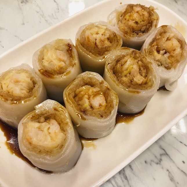 Thick rice roll with deep fried shrimp spring roll