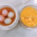 Singapore food hunt 📌 [Chinatown, Singapore 🇸🇬]👇🏻#oneadayinSG
———————————————
✔️ Glutinous Rice Ball in Ginger Soup, S$3.50
✔️ Mango Pomelo Sago, S$5.00
.