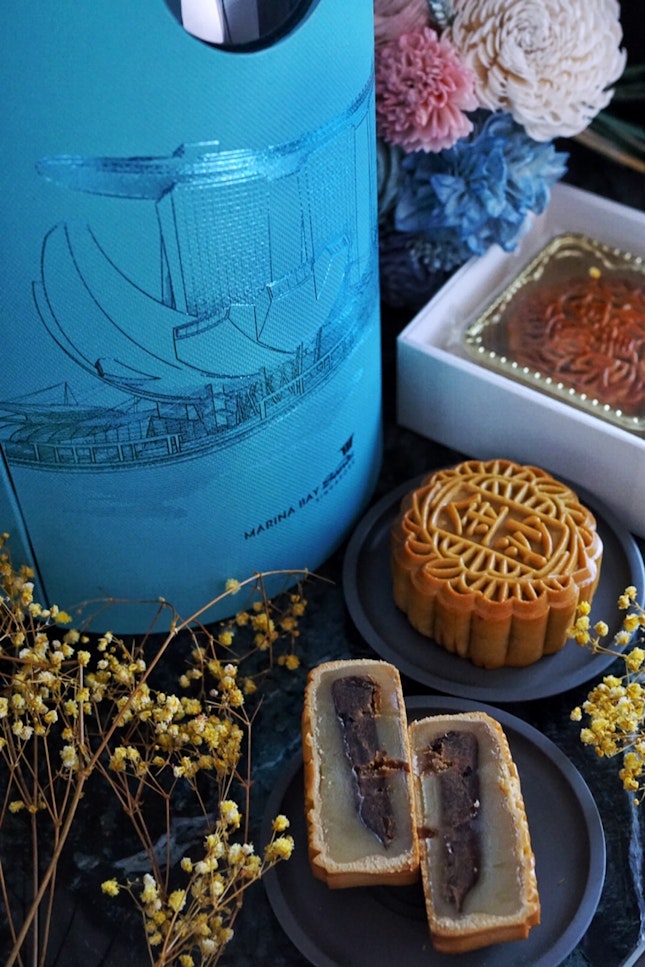 Celebrate Mid Autumn Festival with @marinabaysands mooncake, cradled in a stylish Celeste blue packaging with brown leather strap, resemble a lantern, that when opening it will unveil an image of Chang’e (嫦娥) soaring across a moonlit sky, complete with Chinese folk melodies.