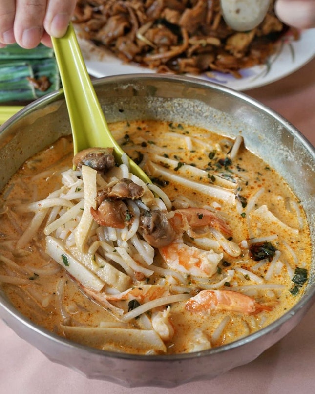 Khoon’s Katong Laksa & Seafood Soup is one of the stalls that I tried at Sembawang Hills Food Centre.