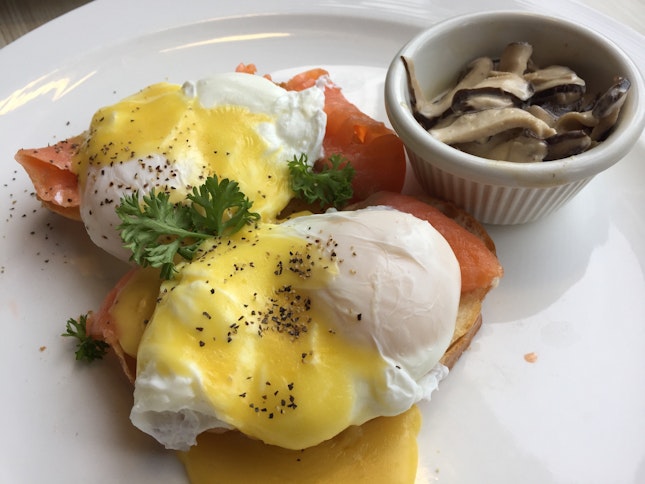Smoked Salmon Eggs Benedict (~$15 after Gst & Service Charge)