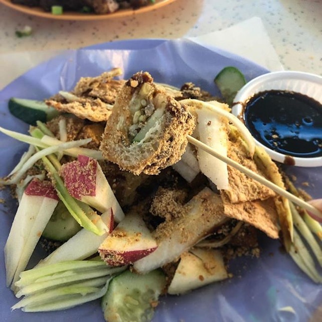Taking rojak to the next level😎😎
-
-
-
For those that don’t really know what tow kwar pop is, it’s basically stuffed towkwar(a type of tofu).
