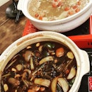 4⭐️ Yummy claypot chicken suitable for big groups and a variety of side dishes to choose from.
