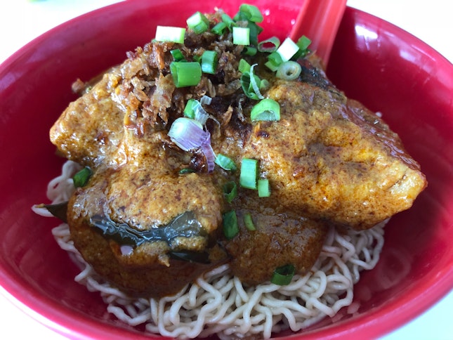 Dry Kolo Mee With Chicken Curry