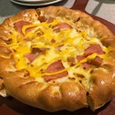 Cheesy version of Hawaiian pizza with cheese border and cheese powder.