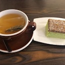 #yummy Gula Melaka cake paired with Lemon grass detox tea @joendough .