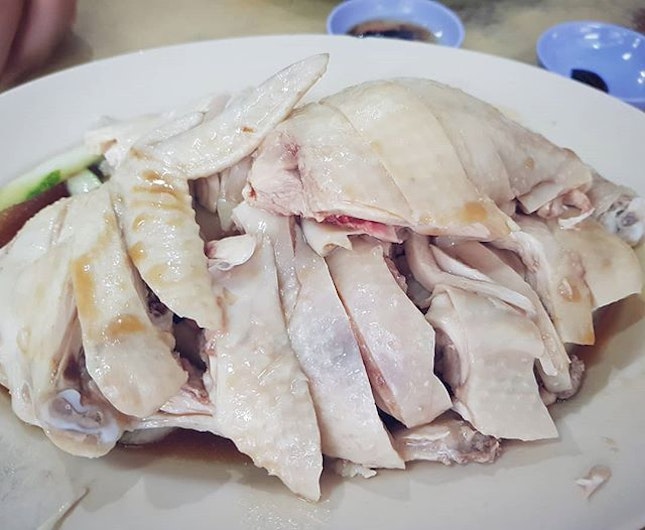Tender white chicken* with fragrant and not overly oily chicken rice.