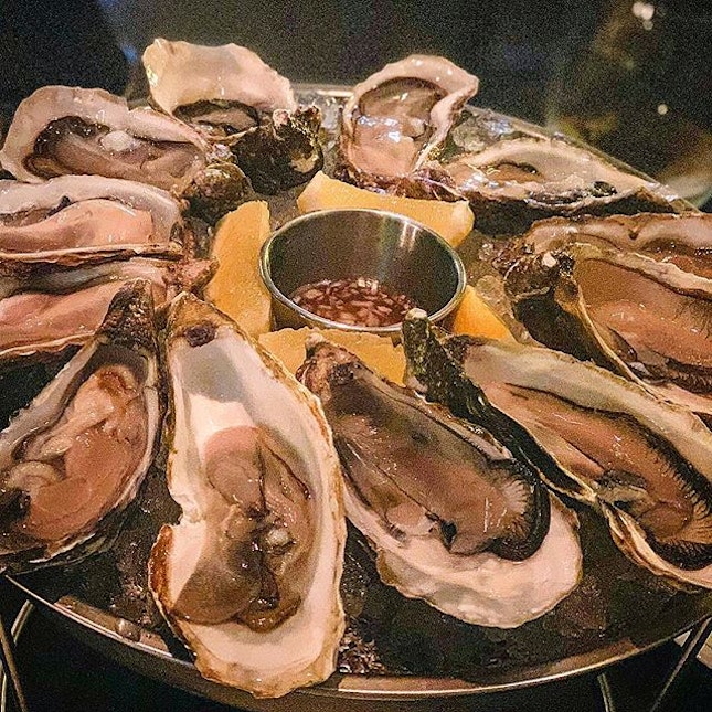 Happy Hours at The Black Swan Singapore: every order of their house wines ($9++) entitles you to order up to 6 oysters for only $2 each!