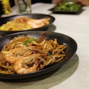 Seafood Fried Mee

Great balance of dark soy sauce and fish sauce to bring out the savoriness of the seafood.