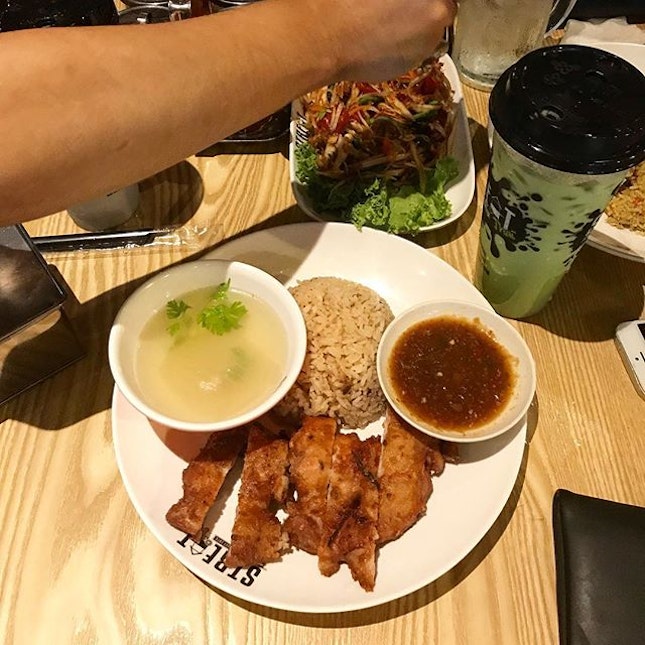 Thai Style Crispy Chicken Chop always whenever I’m at @streatthai 🇹🇭 Oh and the Som Tam was good addition if you’re into veges (well technically it is a salad) —
#vscocam #foodie #foodblog #foodporn #chicken #crispy #fried #rice #chickenrice #chickenchop #somtam #greenpapaya #salad #thaigreentea #tea #matcha #thaimilktea #thailand #thaifood #thai #jayaone #pjkita #petalingjaya #nomnom #burpple #jfbgoes