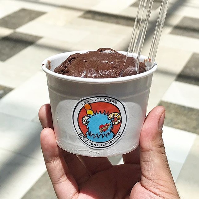 Chocolate Vegan, strong taste of cocoa and not too sweet at all 😋 curious about the Super Ring flavour 🧐 might be trying that if I ever come across their popup store again ✨
—
#vscocam #foodie #foodblog #foodporn #dessert #icecream #vegan #chocolate #publika #burpple #burpplekl #kualalumpur #nomnom