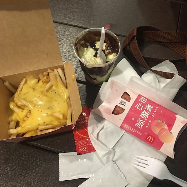 The new salted egg yolk loaded fries, pandan ice cream and peach pie from McDonalds!
