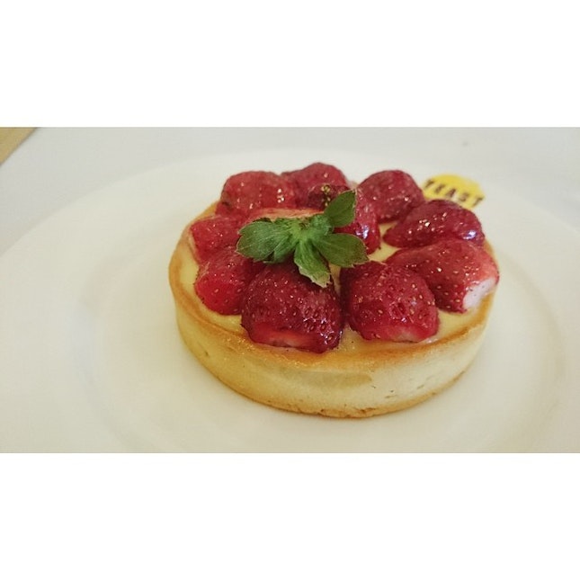Strawberry tart by Yeast
Price: RM16
My opinion:-
Tart was nice and crispy, the custard was sweet and the strawberries were delicious 😋!!