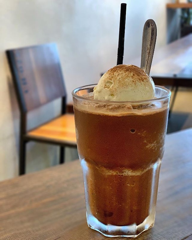 【Mocha Blended with Ice Cream】Have a cuppa of blended mocha topped with ice cream to cool down the heat..🥵
#twobakers #cafe #cafesg #sgcafe #coffee #mocha #coffeelover #coffeetime #coffeebreak #aolovescoffee #burpple #burpplesg
