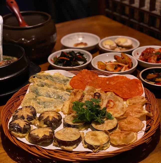 Makgeolli with Korean Food