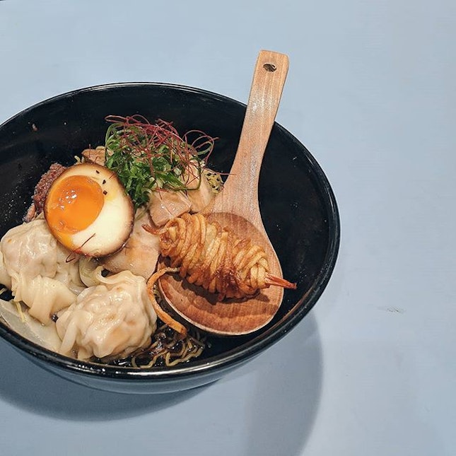 🍜 SINGAPOREAN RAMEN
Michelin Bib Gourmand fusion: think HK-style wonton noodles x Singaporean prawn mee x Japanese ramen 😍 .