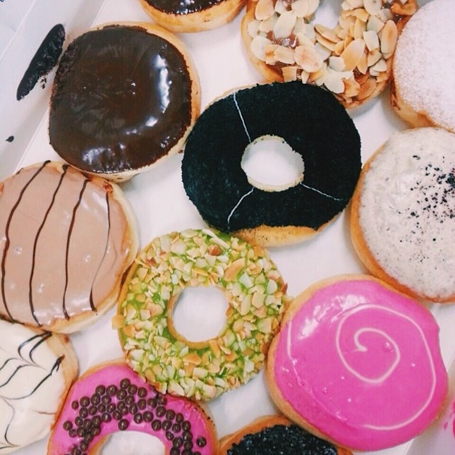 Sweet treats 🍩 from J.Co
#vscocam #vscofood #doughnuts #matcha #chocolate #Oreo #cream #sweet #sweettreats