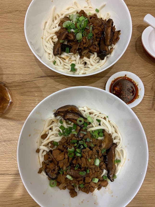 香菇鸡粒面 Noodles with fragrant mushrooms and minced chicken sauce
