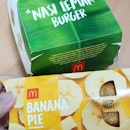 🍔🍌 Mcdonald's Nasi Lemak Burger and Banana Pie is back in Singapore 👏 Love the banana pie!