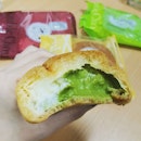 😀 Matcha Double Fantasy Cream Puff from @chateraise.singapore .