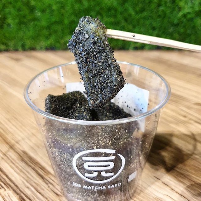 Black sesame warabi mochi 🖤🖤🖤 So glad to have an event arnd suntec area today and I could grab this instead of travelling all the way here just for it 😂 Their warabi mochi is rly one of the best I ever tasted in Singapore!
