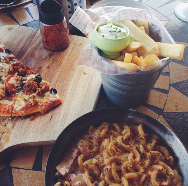 Pizza, Fries & Mac n Cheese
