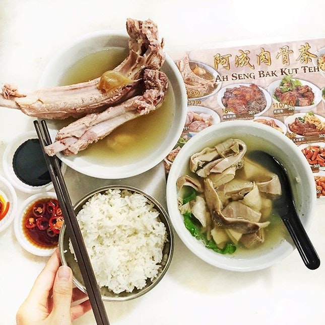 Into the mood for bak kut teh ( a very popular Chinese soup!) and peppery pig stomach soup.