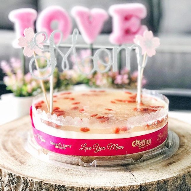This Mother's Day, @catandthefiddlecakes collaborated with @naturesfarmsg to bring you a special "QUEEN BEE" cheesecake for the most important woman in our lives!