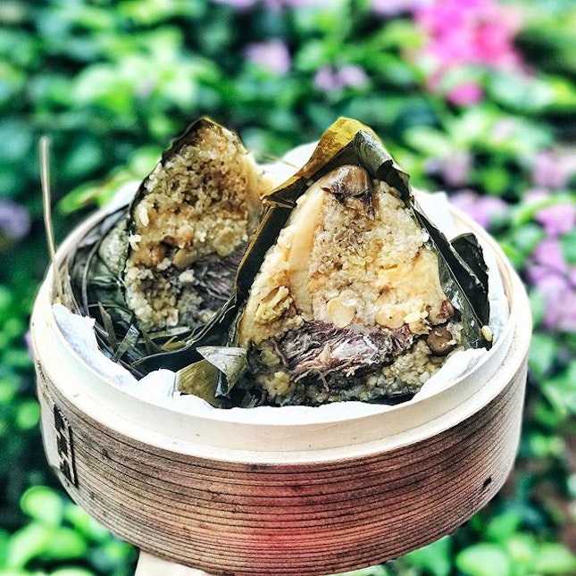 A majestic looking rice dumpling from @libaisg!😍 This is their new savoury dumpling for this Dragon Boat Festival, wagyu beef & matsutake mushroom, $48.
