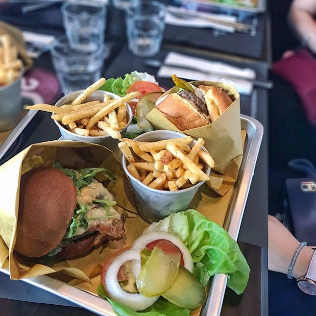 Lunch set is a good deal where you one of the 4 signature burgers and fries for $12++ Apparently, all the non-vegetarian burgers are their signatures 🤔 I had Number One, with beef patty, caramelised onions, crescenza (some cheese) prelibato (balsamic vinegar?), gorgonzola (oh no, it's blue cheese!), bacon, arugula (rocket leaves) and thousand island sauce.