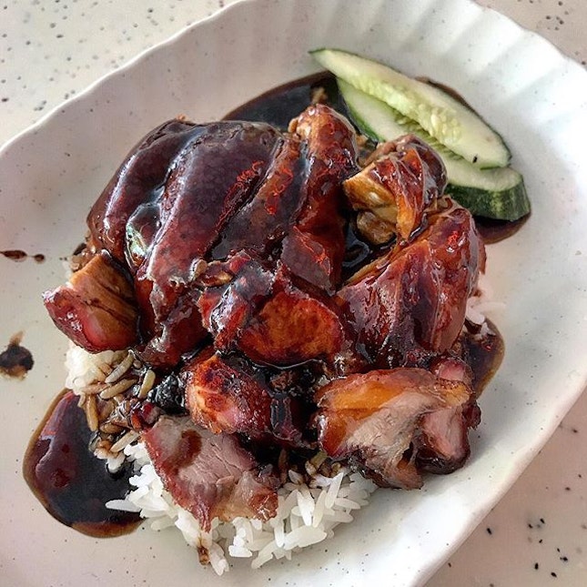 I was aiming for the roasted duck and char siew noodles, but I couldn't resist the thick black gravy with the rice 😍 this plate costs $5, and it's 50 cents extra to change the rice to noodles.