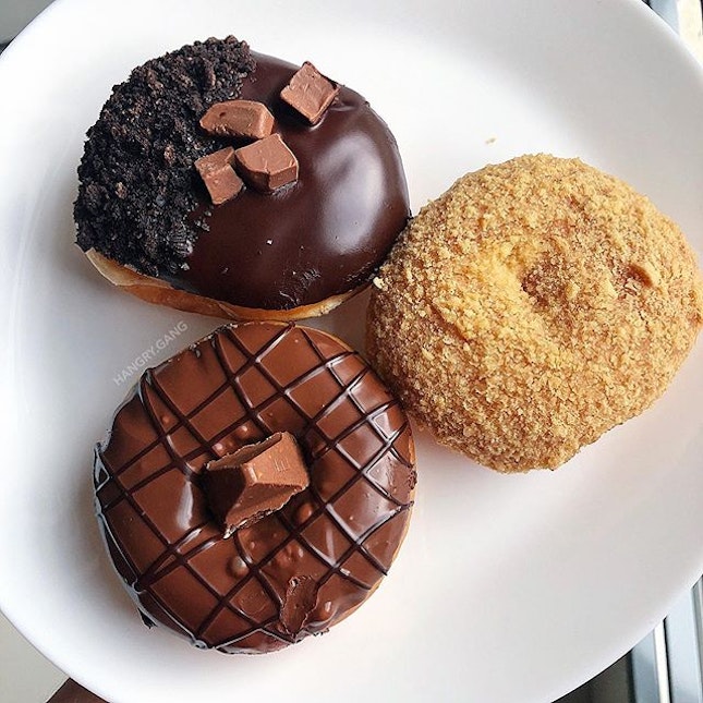 I think at this point, almost all foodies are having sugar withdrawals from the lack of sweet tooth pampering sessions 🤧 Anyway, let’s review some of my selection of doughnuts that I got for myself on me birthday!
