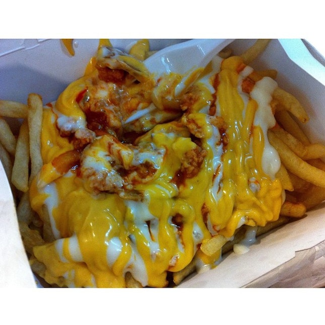 Cheese fries with meat sauce #blueblackwhiteeats