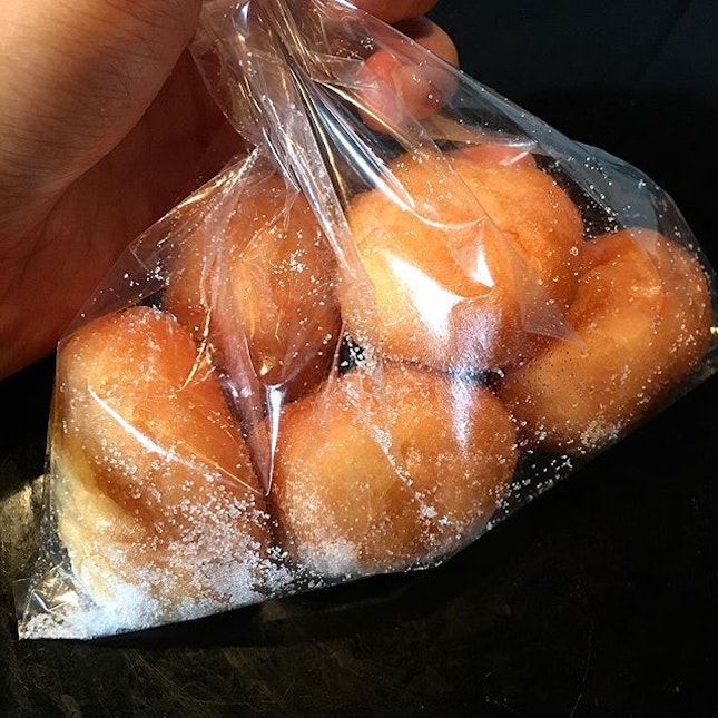 Donut balls that deserve a post #blueblackwhiteeats