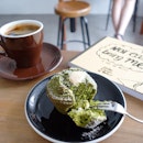 มัฟฟินชาเขียวช็อคโกแล็ตขาว เนื้อร่วนแต่ไม่แห้ง บรรจงอบโดยเจ้าของร้านสาวชาวญี่ปุ่น ฮือๆ อร่อย To die for crumbly yet moist green tea+ white choc muffin by Japanese baker-owner, so good with a cup of Americano.