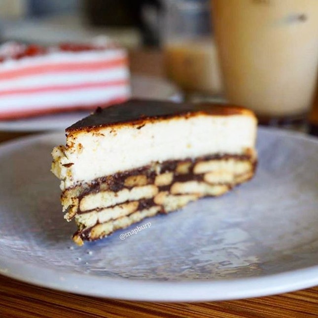 📍🇲🇾 Malaysia

Batik Baked Cheesecake | RM10 from @chapteronecafemiri, served with a layer local Malaysian Batik Cake as base and topped with another layer of baked cheesecake.