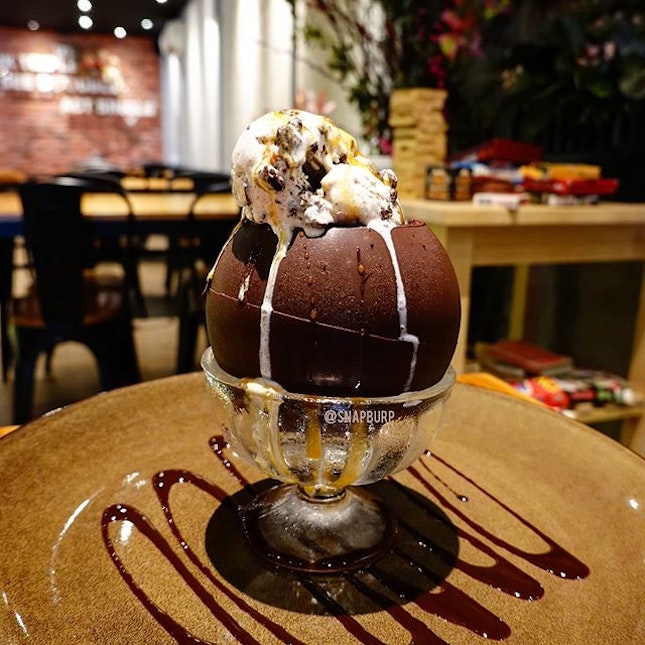 📍🇸🇬 Singapore

Chocolate Dome |$18 @thecommunalplace served with ice cream, honeycomb, cheesecake and mixed berries.