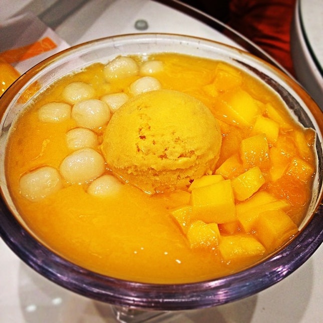 Delicious glutinous rice balls with Mango juice, mangoes, and mango ice cream.