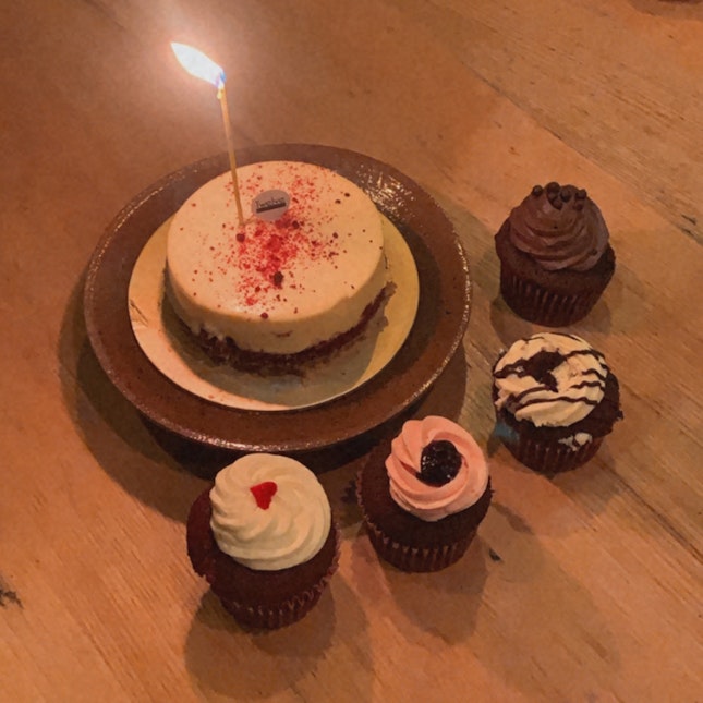 red velvet cake & mini cupcakes